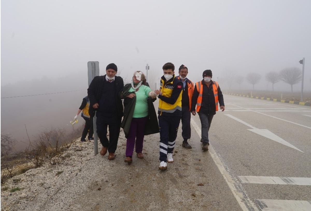 D&uuml;ğ&uuml;ne giden &ouml;zel harekat polisi, yoğun siste &ouml;n&uuml;n&uuml; g&ouml;remeyince tarlaya u&ccedil;tu