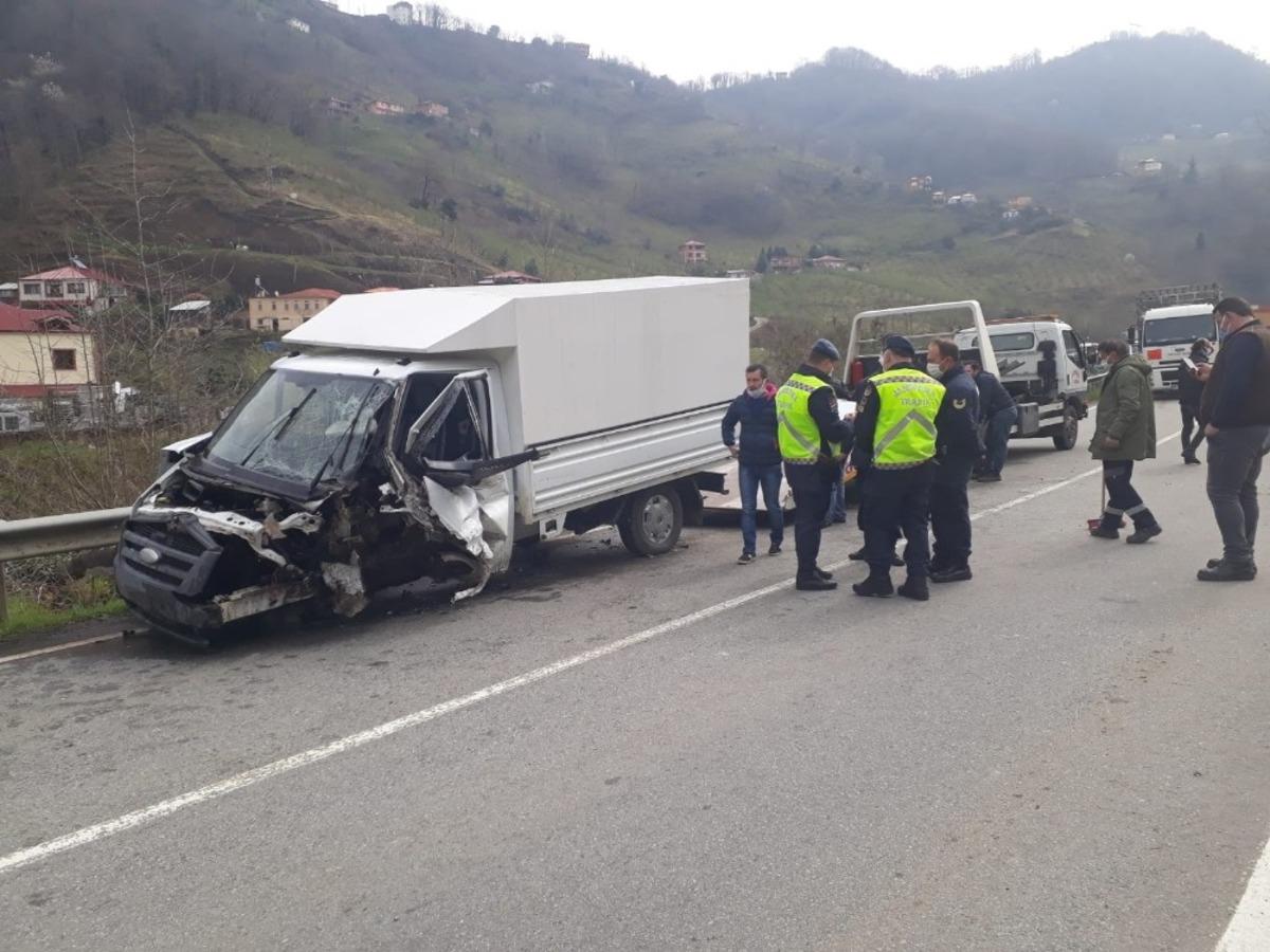 Kızının cenaze namazına giderken kaza yaptı: 4 yaralı