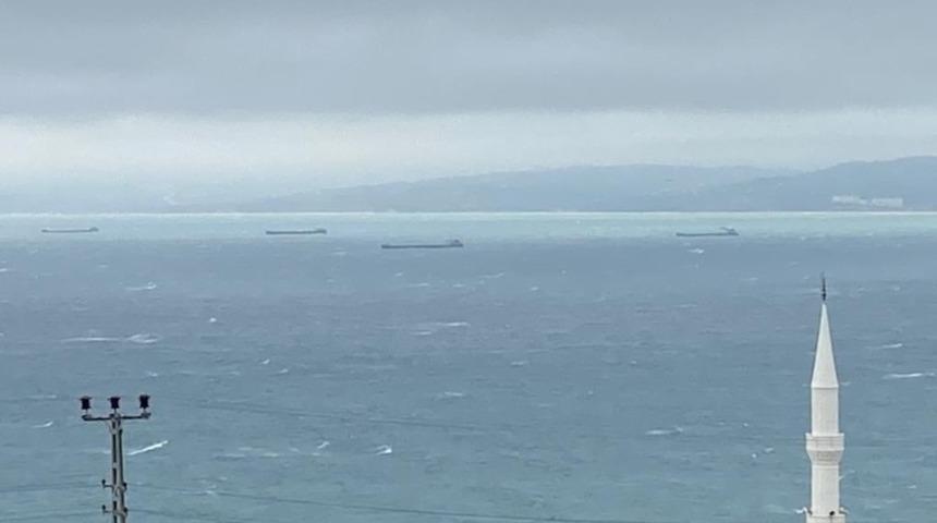 Fırtınadan ka&ccedil;an y&uuml;k gemileri Sinop Limanı&rsquo;na demirledi