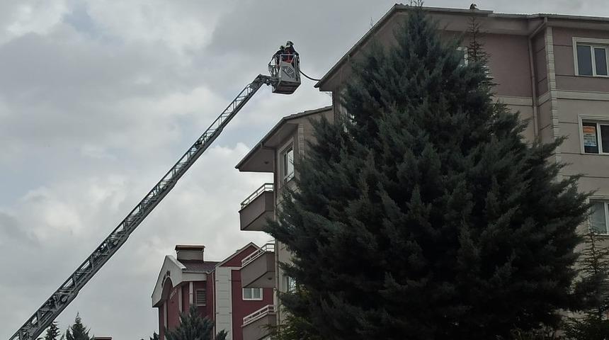 Başkent&rsquo;te d&uuml;şen yıldırım yangına neden oldu