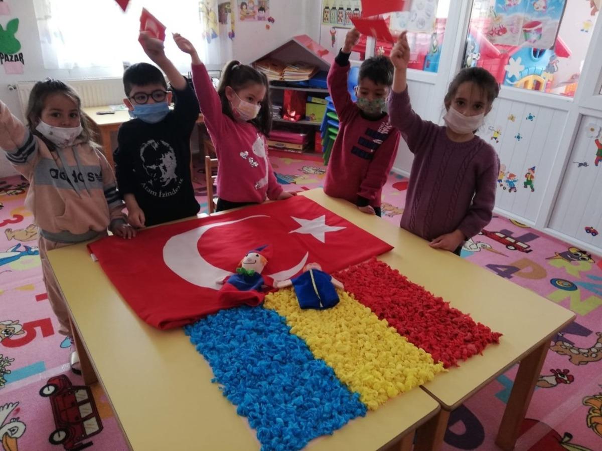 Minik y&uuml;rekler Romanya ile kukla kardeşliği kurdu