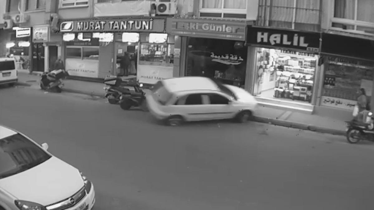 Kaldırıma &ccedil;ıkan aracın altında kalmaktan saniyelerle kurtuldular