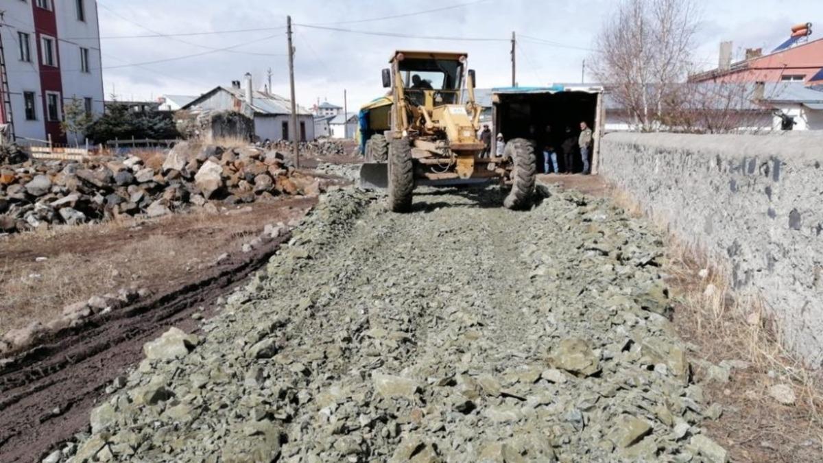 Kars&rsquo;ta belediye yol yapım &ccedil;alışmalarına başladı