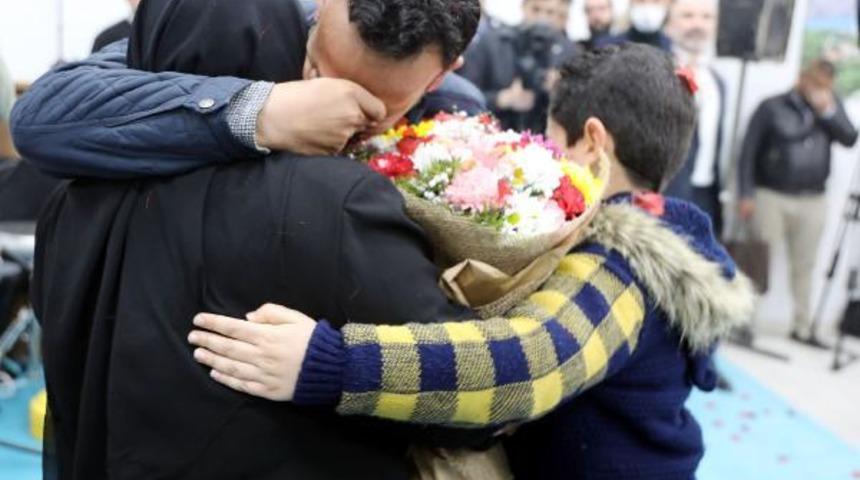 8 yıl sonra oğluyla buluştu, 2 torununu ilk kez gördü