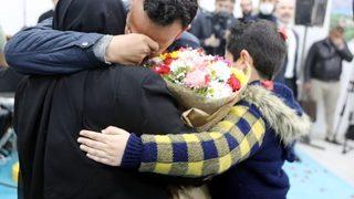 8 yıl sonra oğluyla buluştu, 2 torununu ilk kez gördü