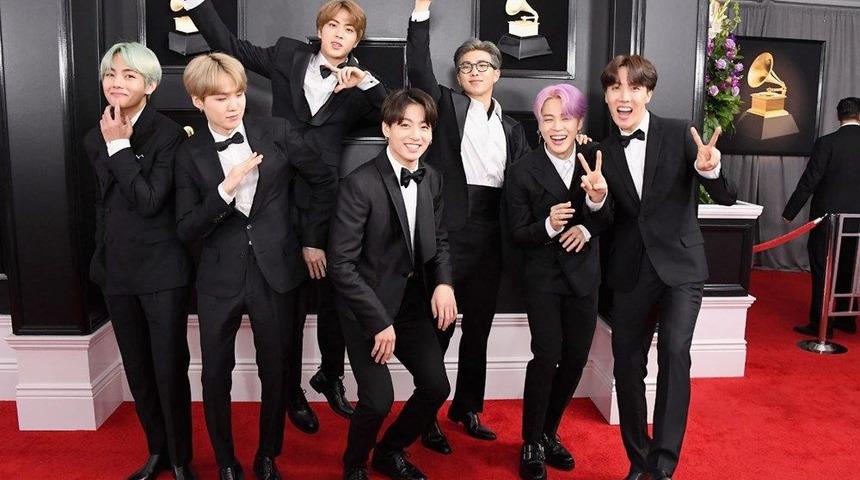 Ünlü K-Pop grubu BTS 2020 MTV Müzik Ödülleri’ne damga vuran Dynamite provalarının kamera arkasını paylaştı