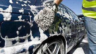 Otomobilini çamaşır suyuyla yıkadıktan sonra fenalaşıp hayatını kaybetti