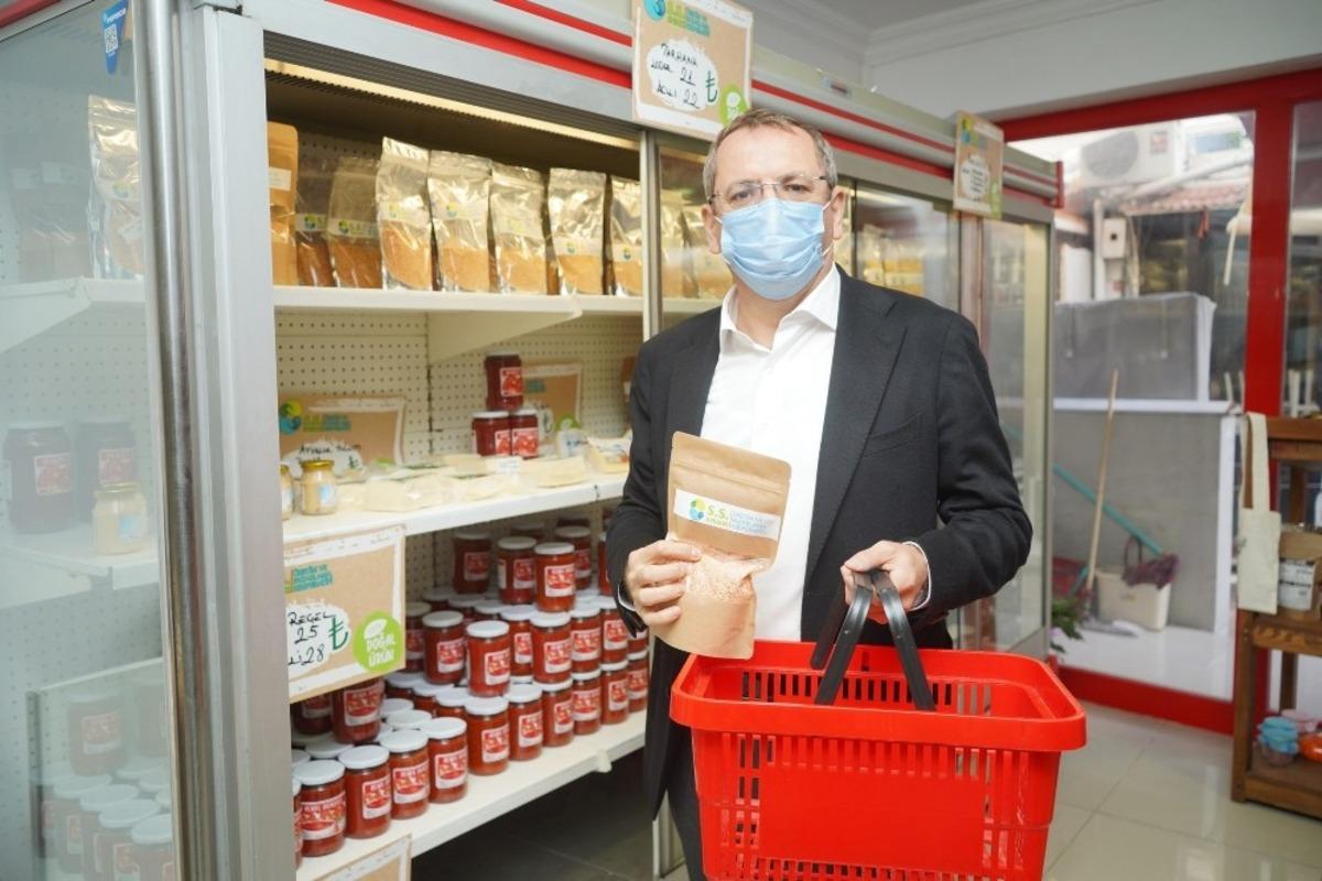 Ayvalık&rsquo;ta Başkan Ergin &ccedil;alışıyor, iş&ccedil;iler ve halk takdir ediyor