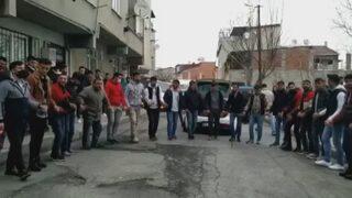 Koronavirüsü hiçe saydılar! Sokak ortasında kol kola asker eğlencesi