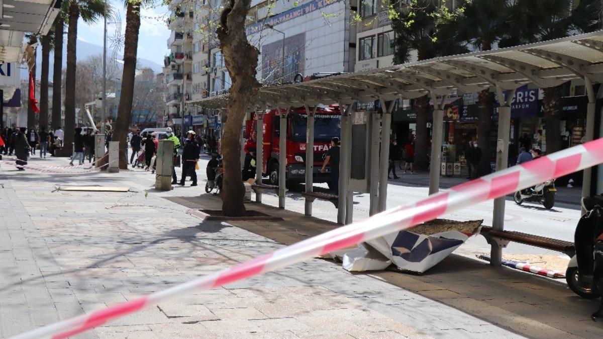 Fırtınanın u&ccedil;urduğu tabela otob&uuml;s durağına d&uuml;şt&uuml;