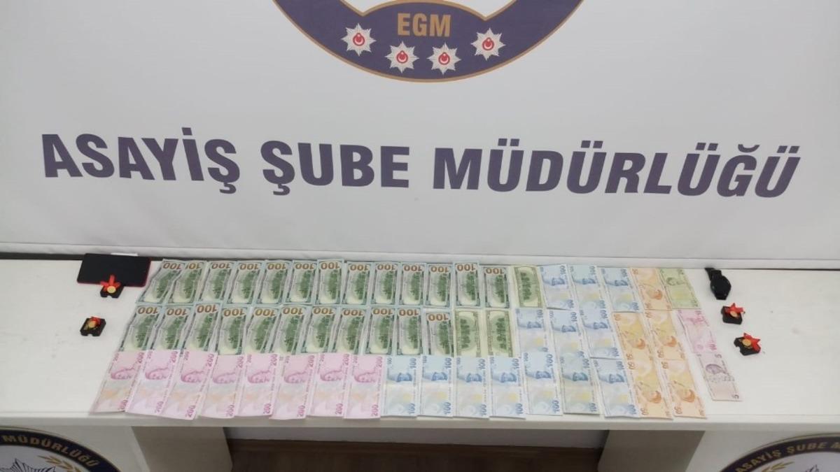 Dolandırıcılar &ccedil;aldıkları altın, dolar ve paralarla yakalandı