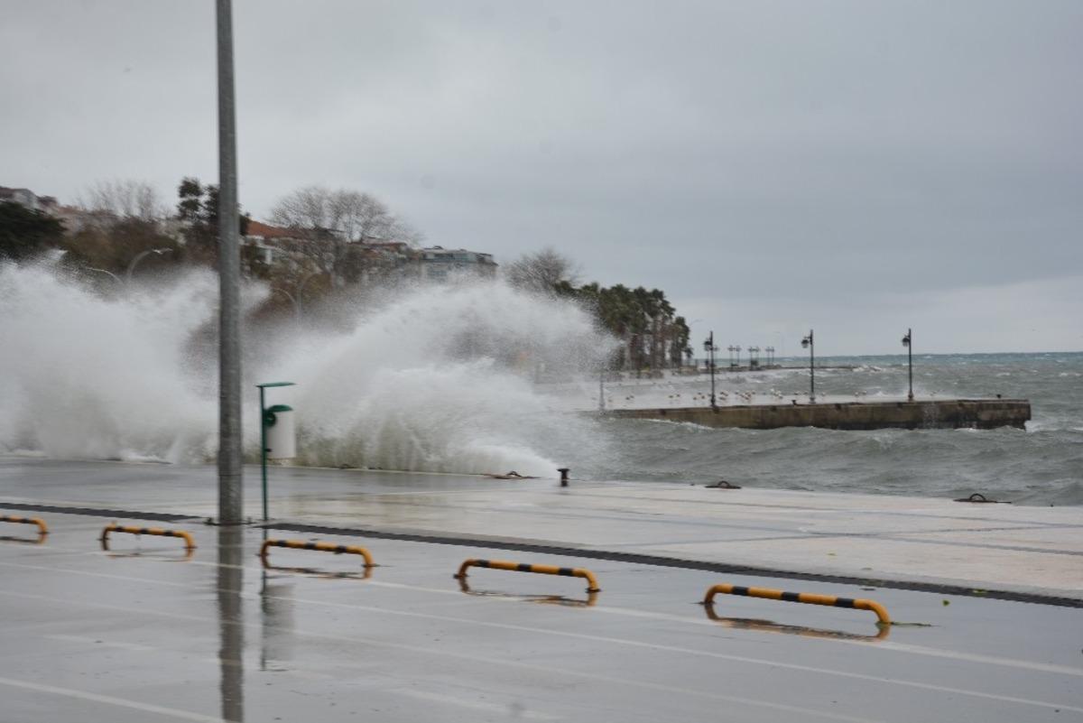 Sinop&rsquo;ta dev dalgalar oluştu