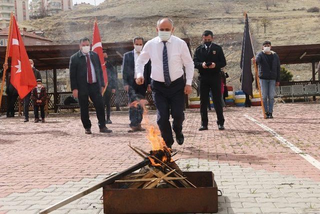 Başkan Öztürk Nevruzu kutladı, halka fidan dağıttı