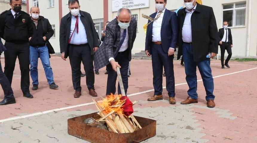 Başkan &Ouml;zt&uuml;rk Nevruzu kutladı, halka fidan dağıttı