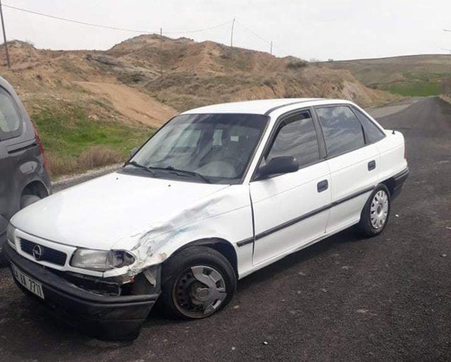 Motosiklet ile otomobil çarpıştı: 1 ağır 2 kişi yaralandı