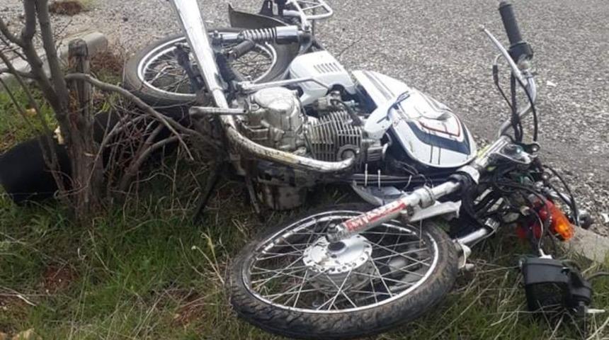 Motosiklet ile otomobil &ccedil;arpıştı: 1 ağır 2 kişi yaralandı