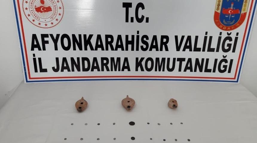 Ellerindeki 22 par&ccedil;a tarihi eseri satmaya &ccedil;alışan iki şahsı jandarma yakaladı