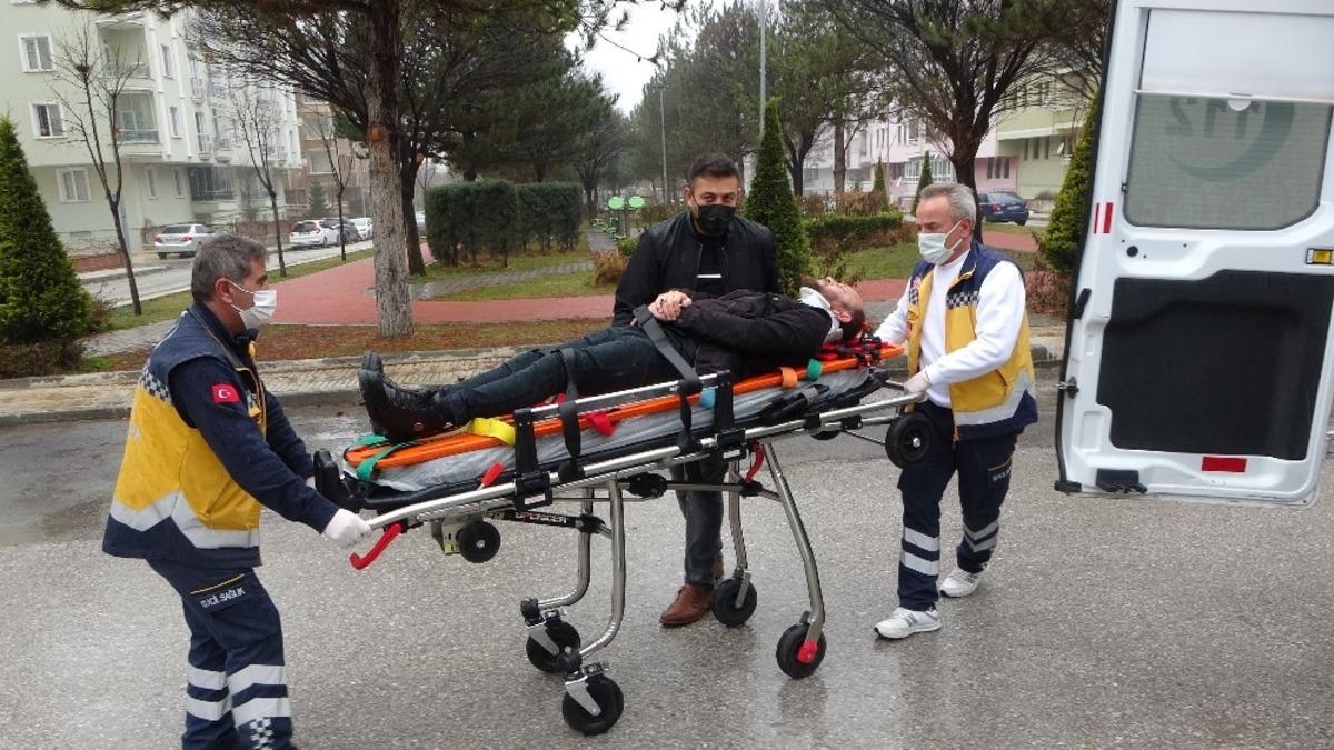 &Ccedil;orum&rsquo;da iki otomobil &ccedil;arpıştı: 2 yaralı