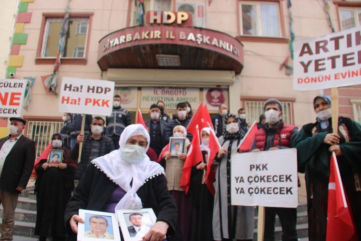 Y&uuml;r&uuml;mekte g&uuml;&ccedil;l&uuml;k &ccedil;eken anne, 2 &ccedil;ocuğu i&ccedil;in evlat n&ouml;betine katıldı