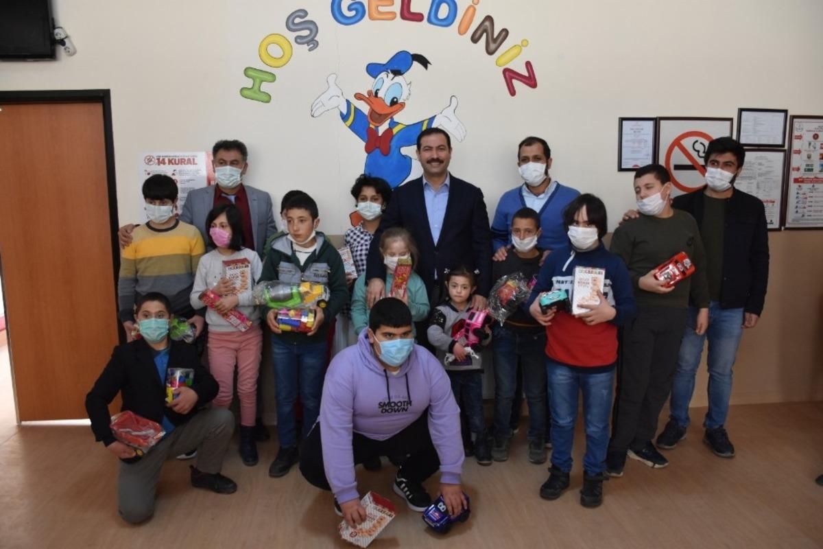 Başkan Geylani &ouml;zel &ccedil;ocuklarla bir araya geldi
