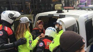 Anne-kız ortalığı birbirine kattı! Polise 40 dakika direndiler