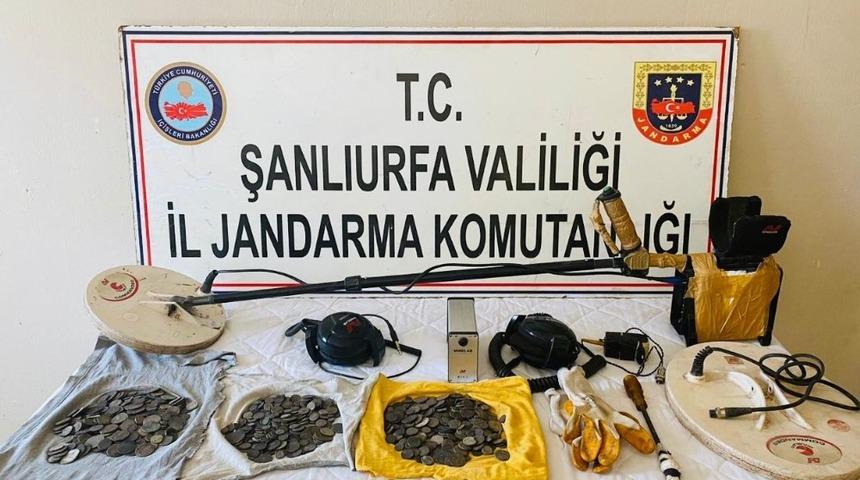 Otob&uuml;ste 850 adet bronz sikke ele ge&ccedil;irildi