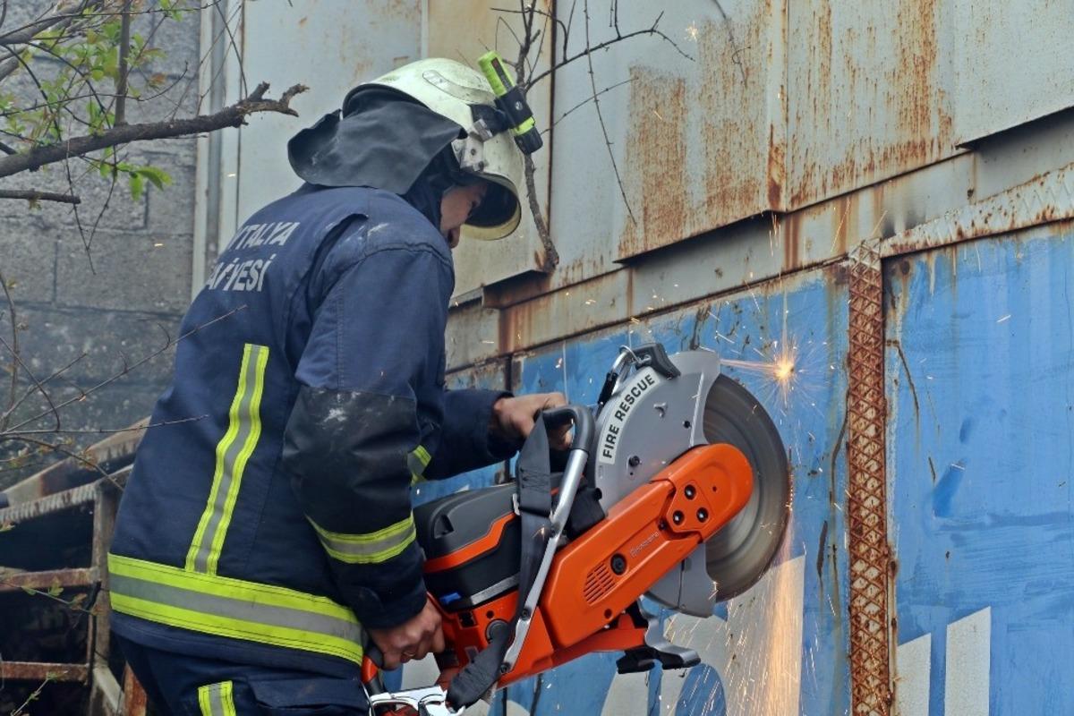 Yangın &ccedil;ıkan dar sokaklı mahallede itfaiyenin park ve kilitli kapı imtihanı