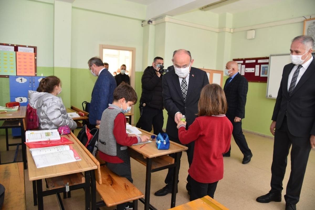 Vali Karadeniz, 23 Nisan İlkokulunda incelemelerde bulundu