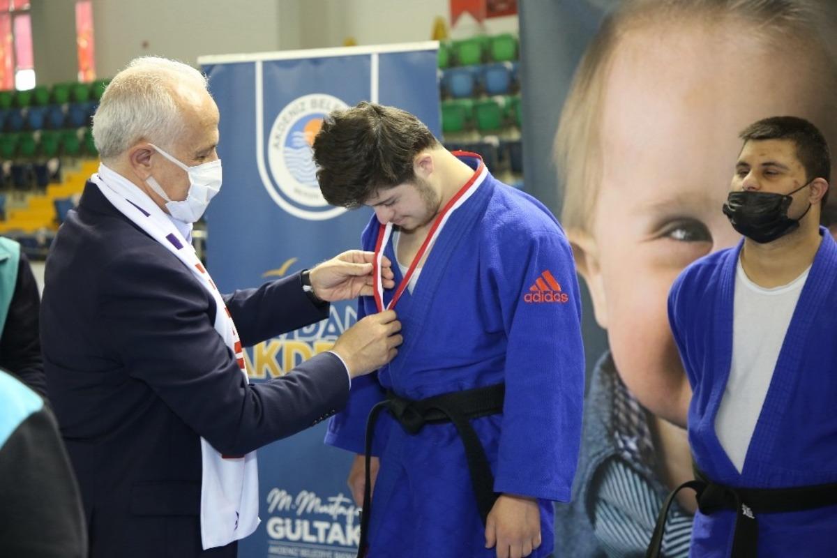 Akdeniz belediyesinden down sendromlu milli sporcularla etkinlik