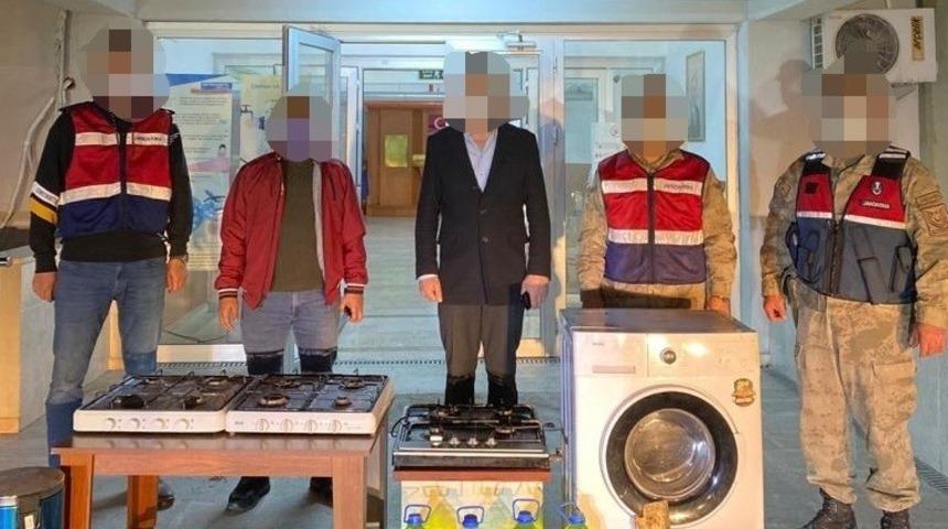 Evden eşya &ccedil;alan hırsızlar kıskıvrak yakalandı