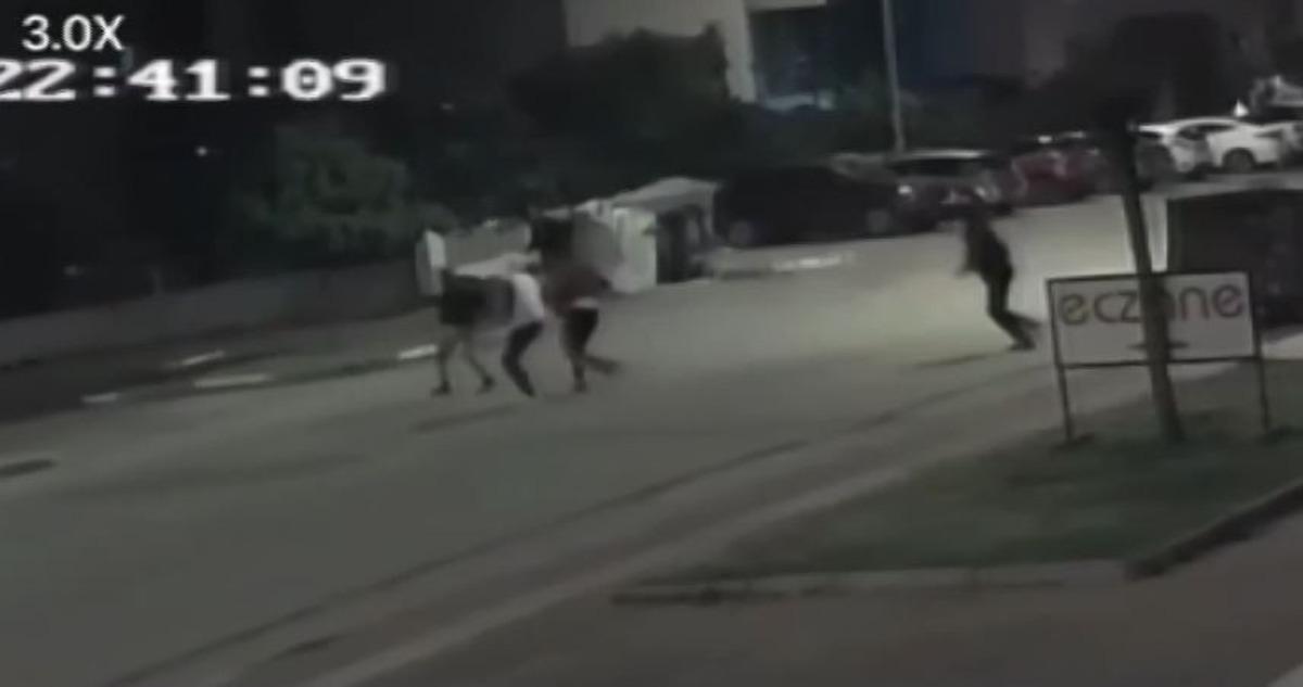 Kağıt toplayıcısının darp anı ve motosikletinin yakılması g&uuml;venlik kamerasında