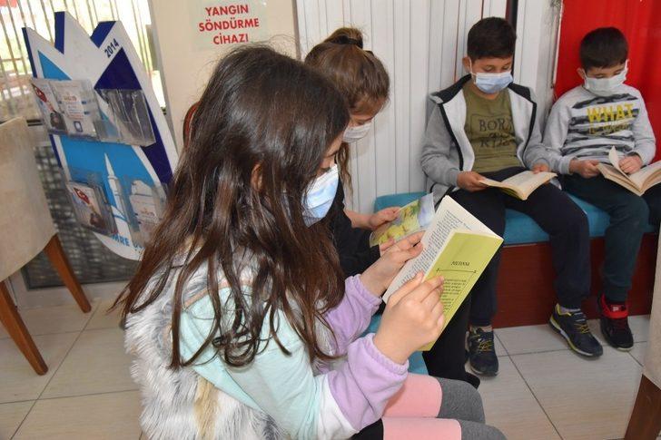 Okuma köşesinde birlikte kitap okuyorlar G1