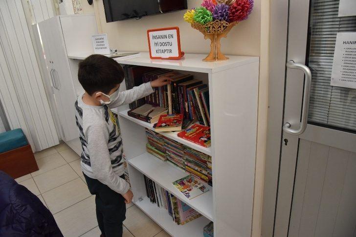 Okuma köşesinde birlikte kitap okuyorlar G2