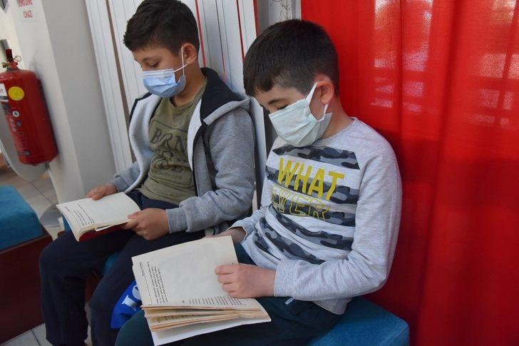 Okuma köşesinde birlikte kitap okuyorlar G3
