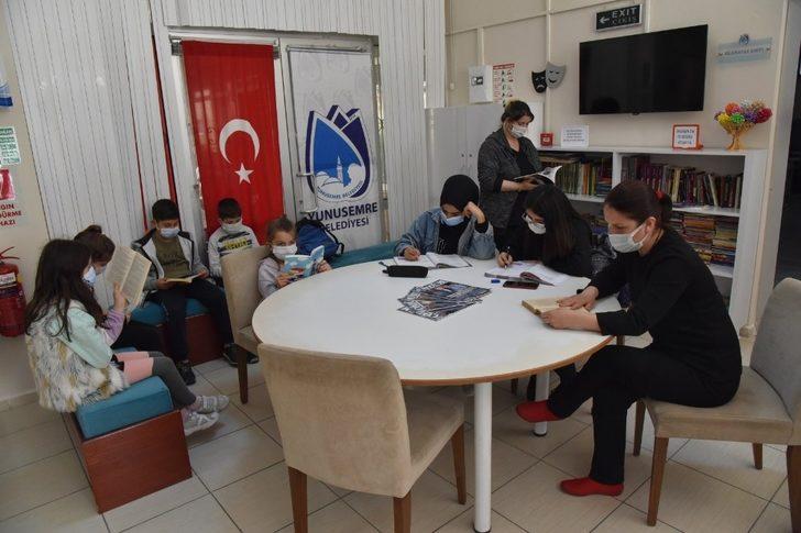 Okuma köşesinde birlikte kitap okuyorlar G4