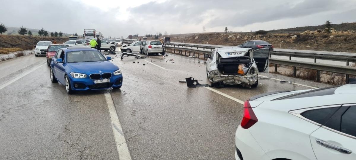 Ankara&rsquo;da zincirleme trafik kazası: 4 yaralı