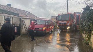 Beykoz’da çatıya yıldırım düştü, komşular seferber oldu