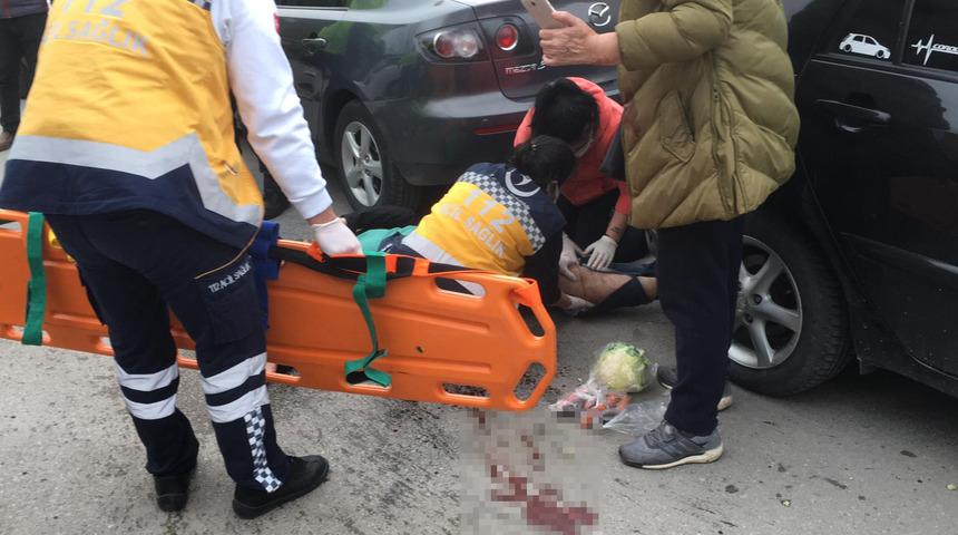 Otomobilin çarptığı motosikletin sürücüsü savrulup yayaya çarptı