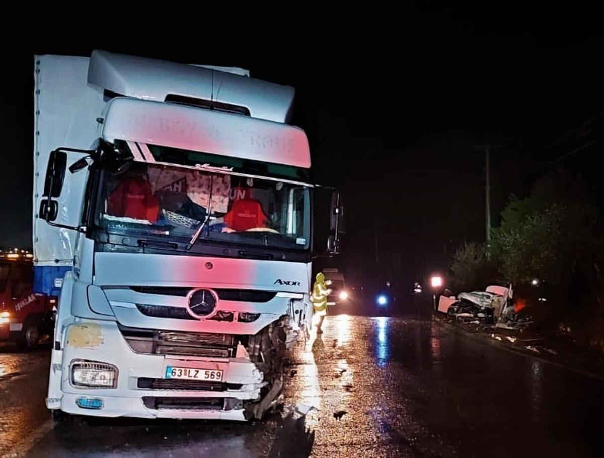 Tır ile otomobil kafa kafaya &ccedil;arpıştı: 1 &ouml;l&uuml;