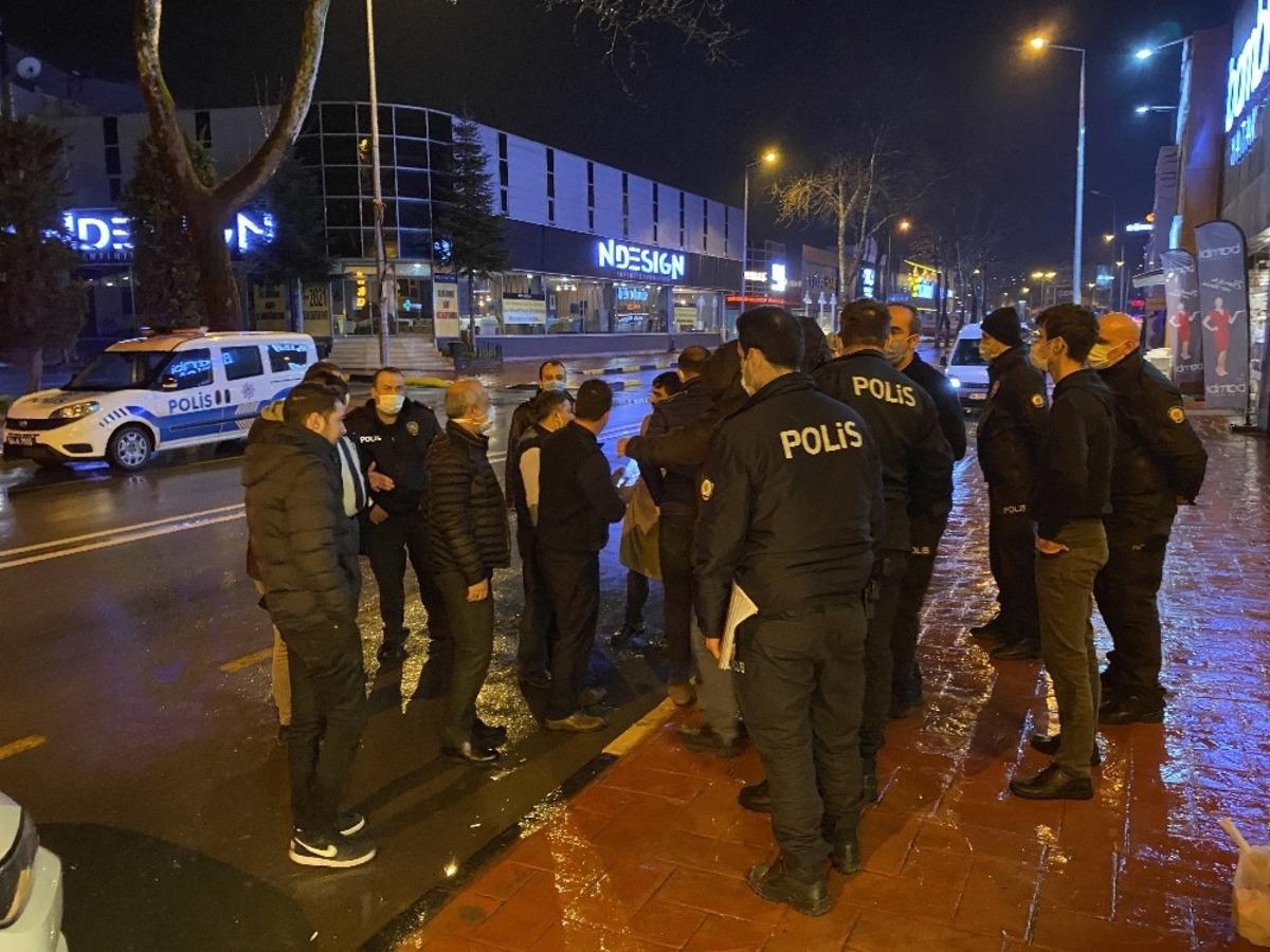Yol verme kavgasında kan aktı, yaralılar &ccedil;alıştıkları iş yerine sığındı