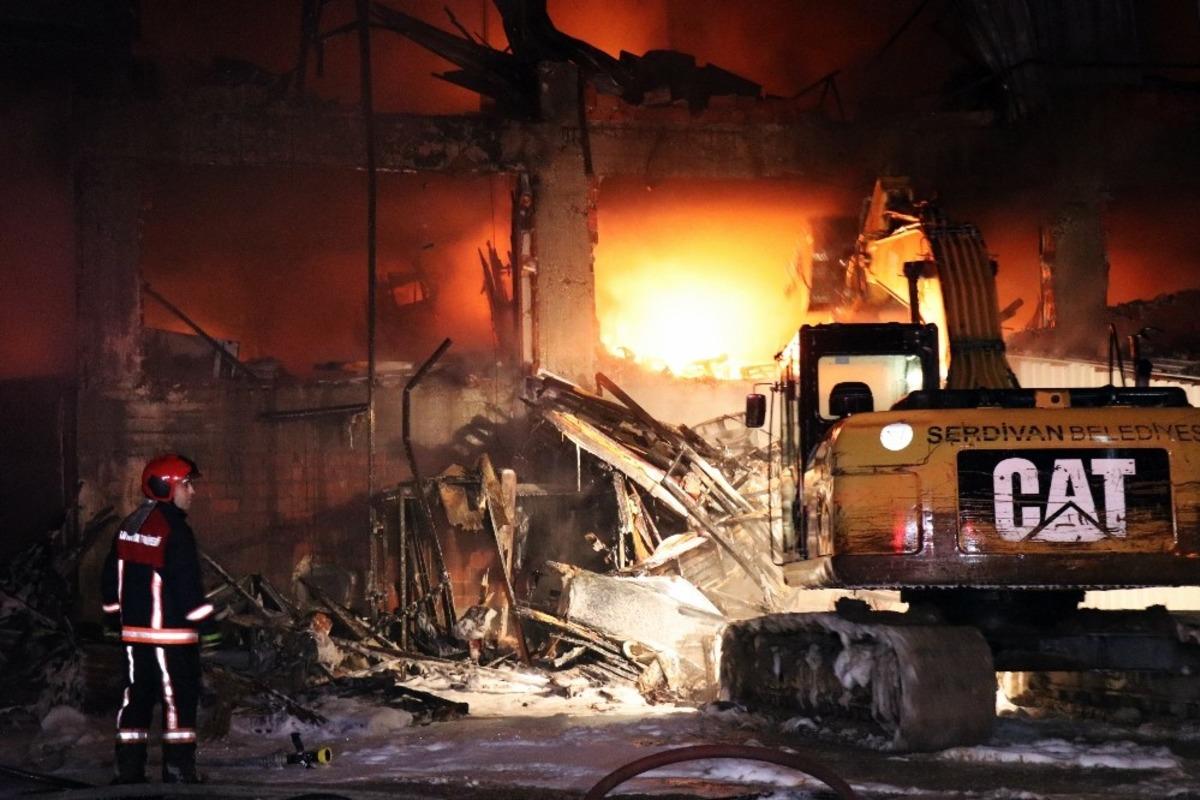 4 iş yerinin k&uuml;le d&ouml;nd&uuml;ğ&uuml; yangın 3 saat sonra kontrol altına alındı