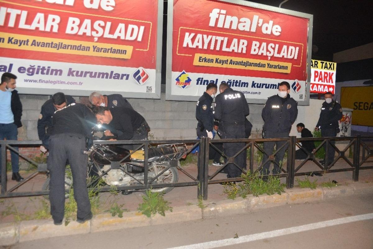 Kucaklarında televizyon, &ccedil;alıntı motosikletle ka&ccedil;an 2 ş&uuml;pheli yakalandı