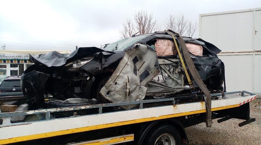 Taklalar atan lüks otomobil hurdaya döndü: 4 yaralı