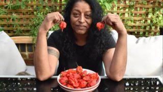 En acı hobi! Dünyanın en acı biberini yiyen kadın konuştu: ''Lav içiyormuşsunuz gibi!''