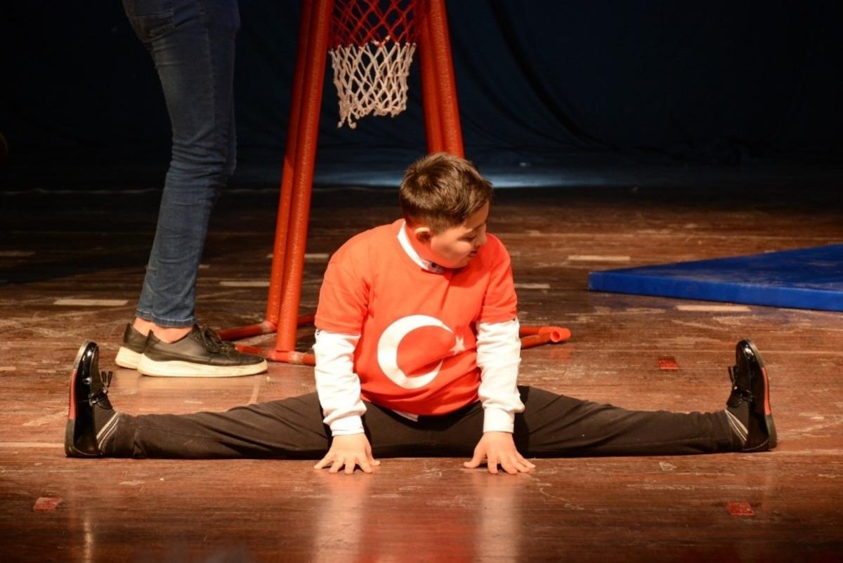 Down Sendromlu ve otizmli &ccedil;ocuklardan eğlenceli performanslar