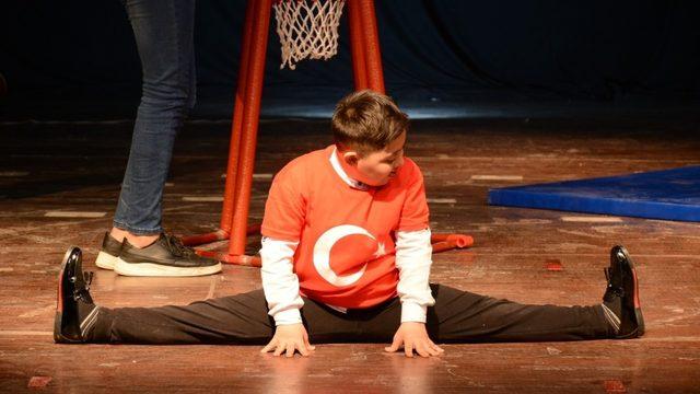 Down Sendromlu ve otizmli çocuklardan eğlenceli performanslar