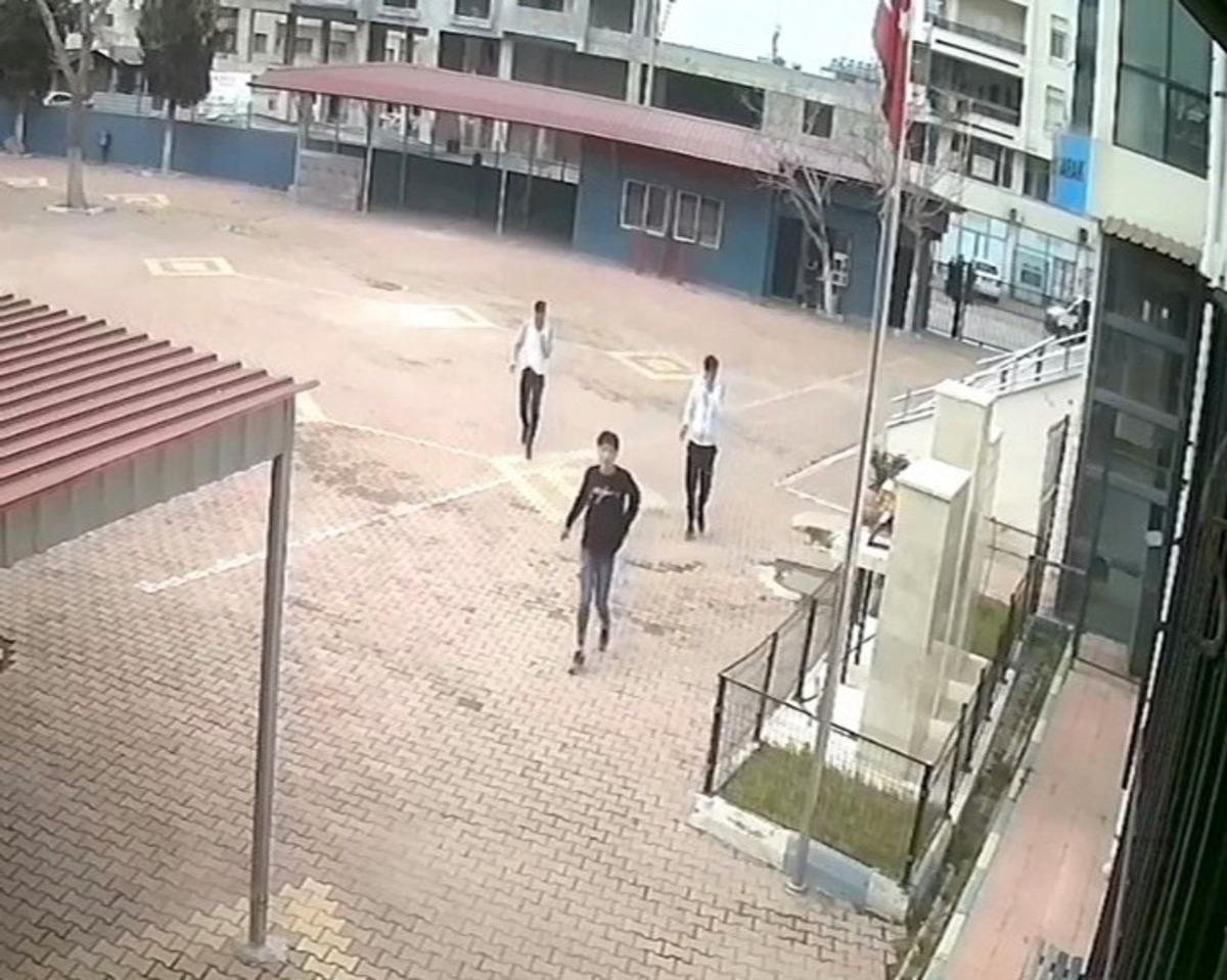 Kantinden yiyecek &ccedil;alan hırsızlar &ouml;nce kameraya sonra polise yakalandı