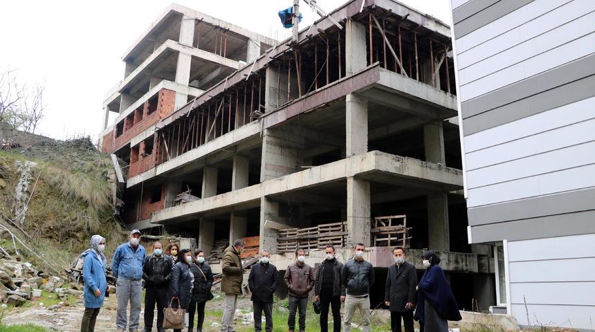 Akılalmaz dolandırıcılık! Müteahhit hak sahiplerinin dairelerini kayınvalidesinin üzerine geçirdi
