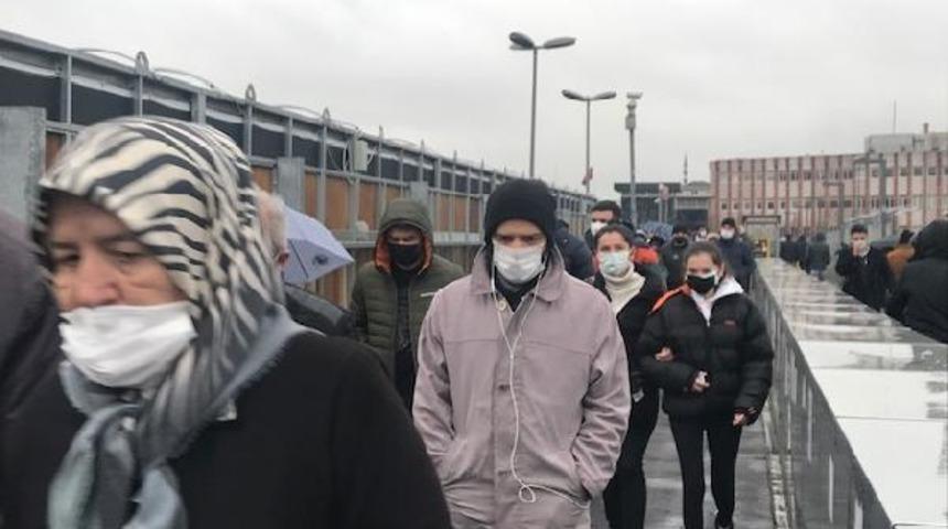 İstanbul'da toplu taşıma yoğunluk! Vatandaşlar isyan etti