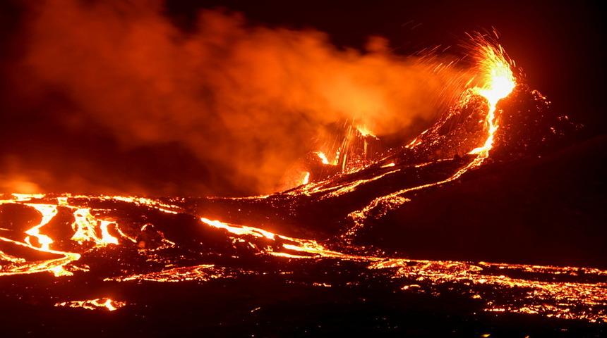 İzlanda'da 6 bin yıldır uyuyan Fagradals harekete geçti